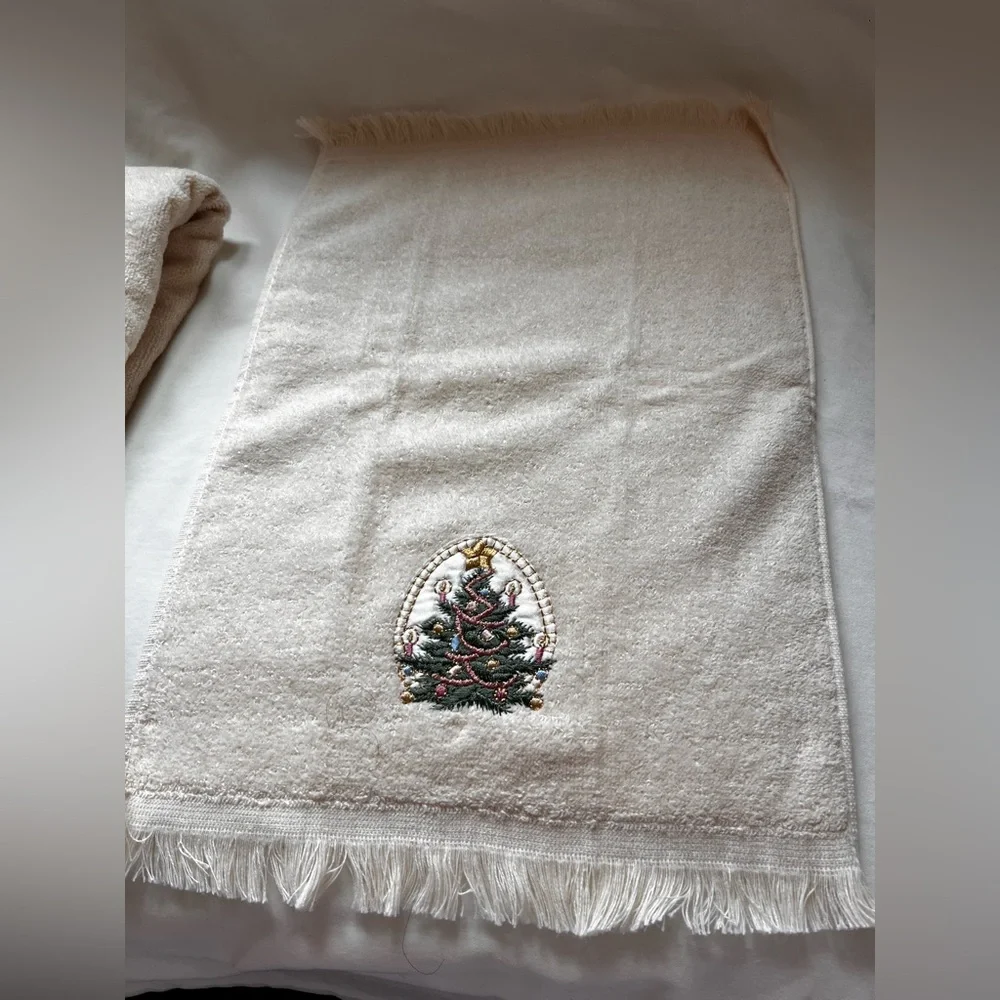 Made in USA lot Of 3 Vintage Cream Christmas Tree towels. sparkling condition